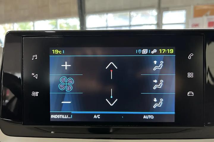 Hvid Peugeot e-208 fra 2022
