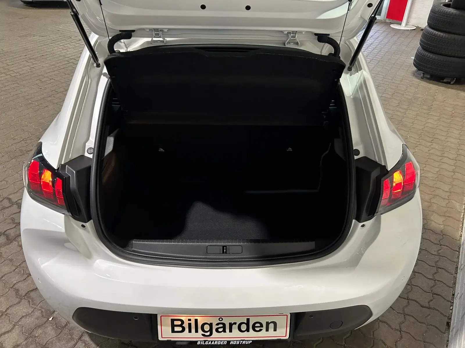Hvid Peugeot e-208 fra 2022