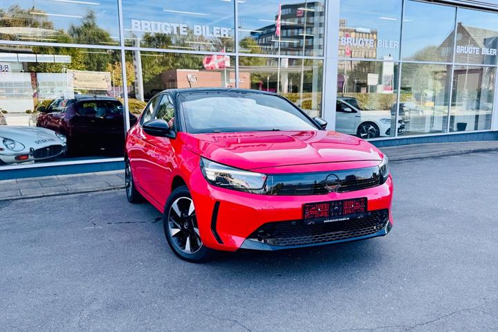 Rød Opel Corsa-e fra 2024 set udefra
