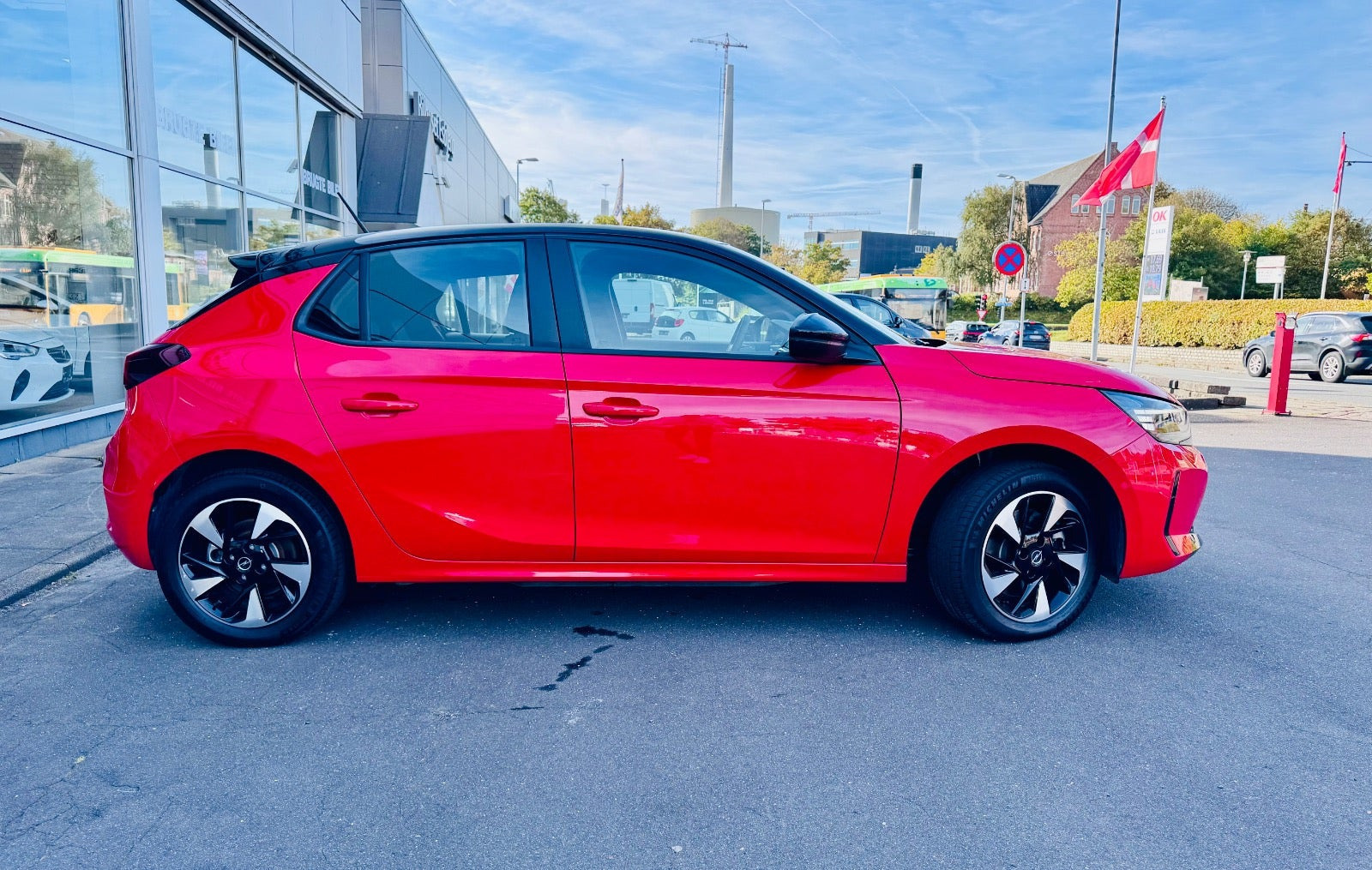 Rød Opel Corsa-e fra 2024