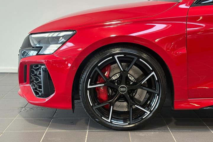 Rød Audi RS3 fra 2022