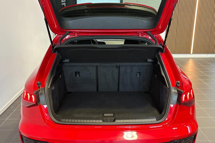 Rød Audi RS3 fra 2022