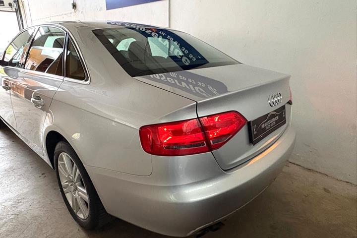 Sølv Audi A4 fra 2008