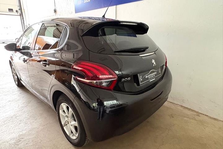 Sort Peugeot 208 fra 2016