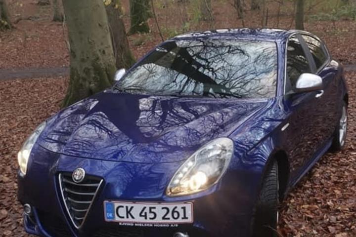 Blå Alfa Romeo Giulietta fra 2014