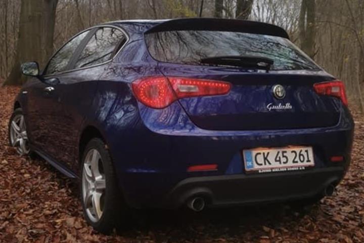 Blå Alfa Romeo Giulietta fra 2014