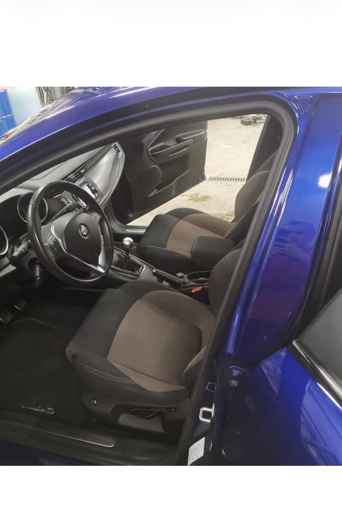 Blå Alfa Romeo Giulietta fra 2014
