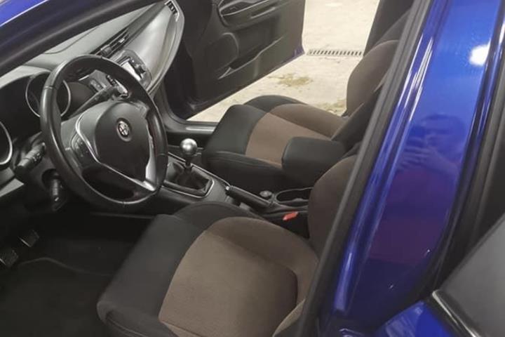 Blå Alfa Romeo Giulietta fra 2014