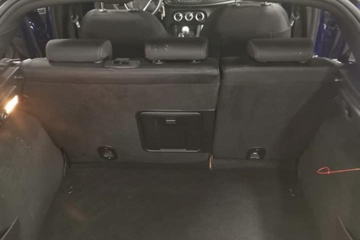 Blå Alfa Romeo Giulietta fra 2014