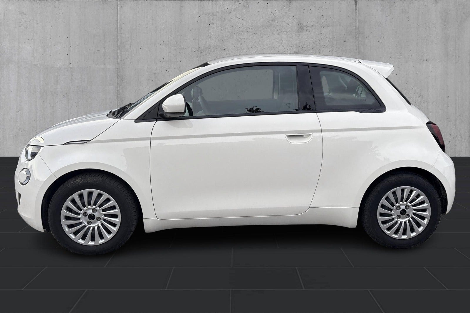 Hvid Fiat 500e fra 2023