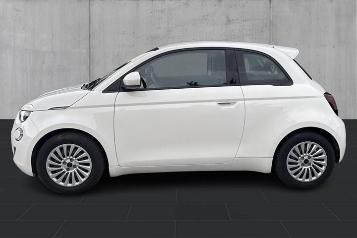 Hvid Fiat 500e fra 2023
