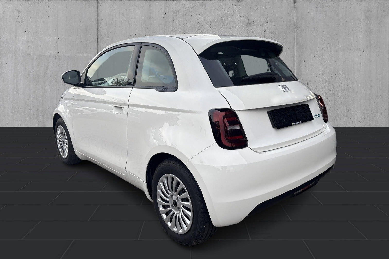 Hvid Fiat 500e fra 2023