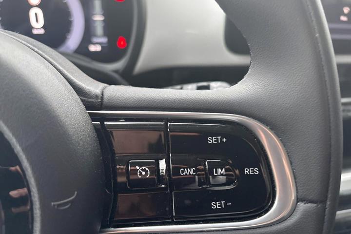 Hvid Fiat 500e fra 2023