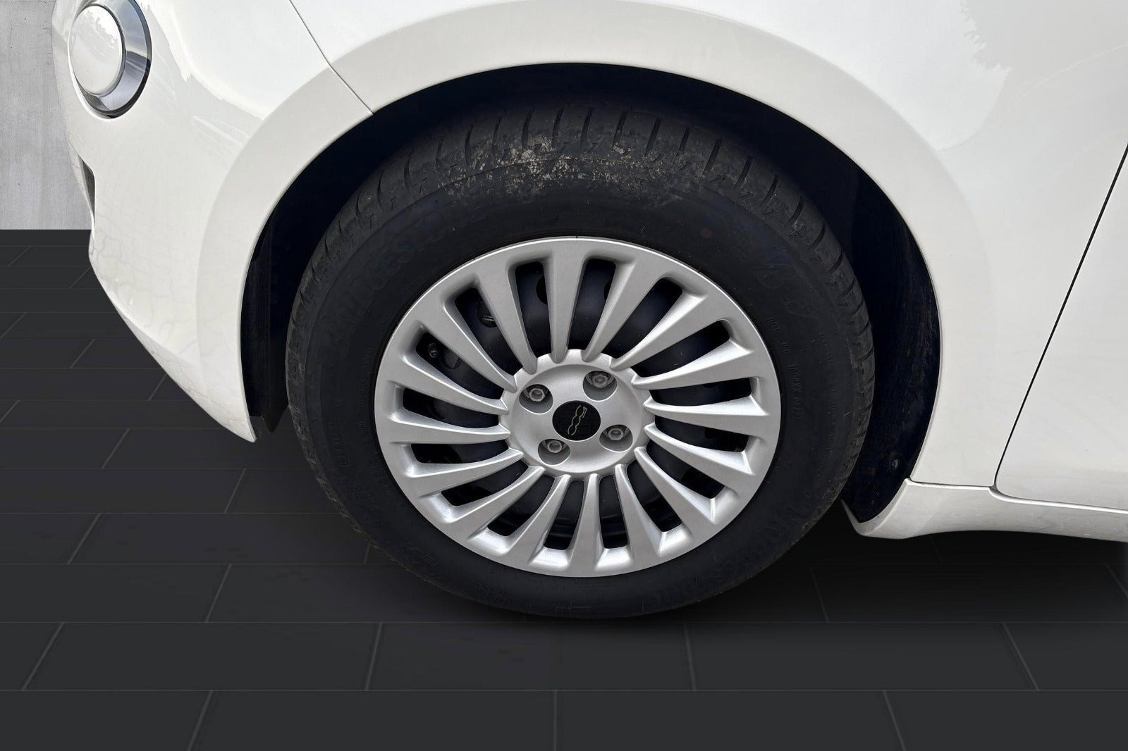 Hvid Fiat 500e fra 2023