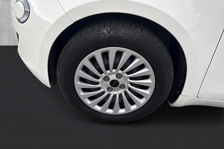 Hvid Fiat 500e fra 2023