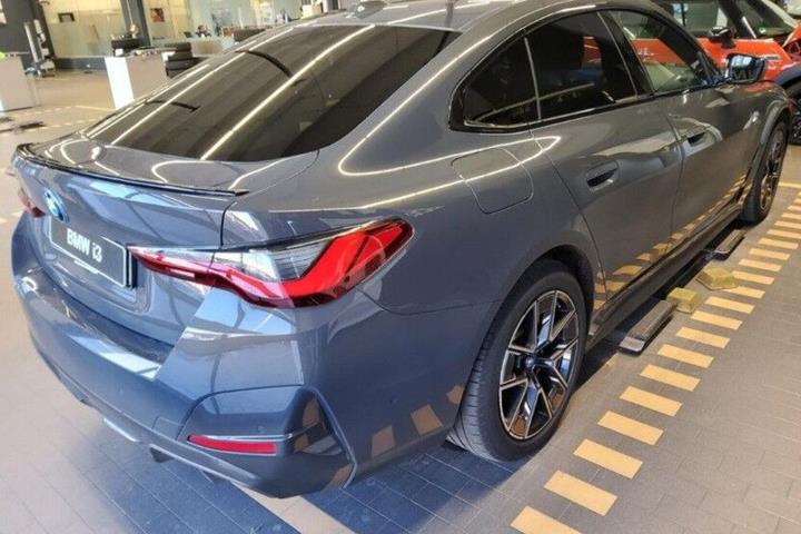 Grå BMW i4 fra 2023