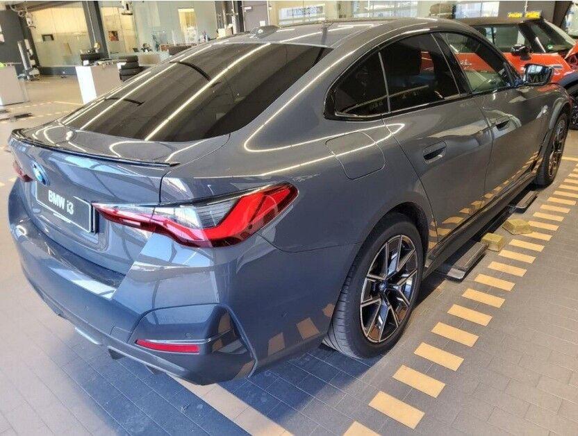 Grå BMW i4 fra 2023