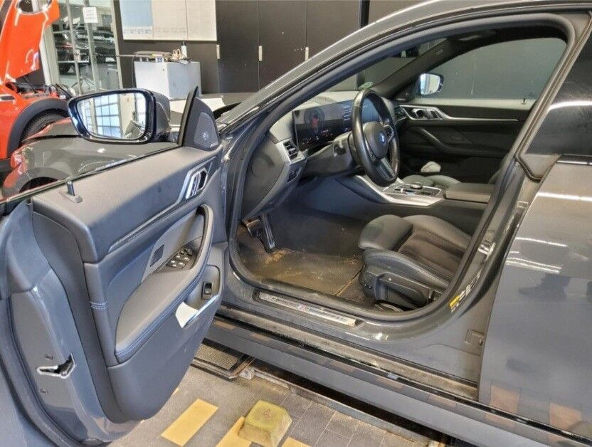 Grå BMW i4 fra 2023