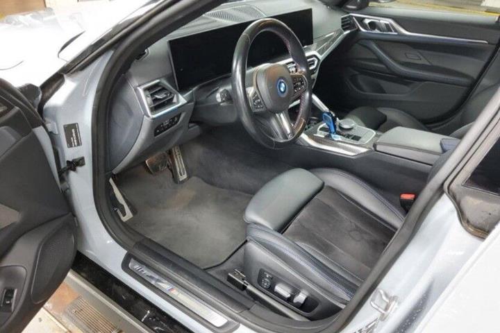Grå BMW i4 fra 2023