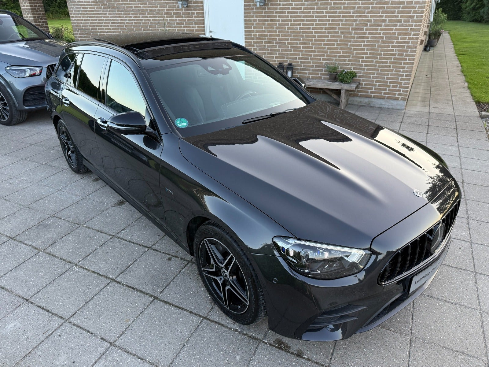 Grå Mercedes E300 de fra 2021