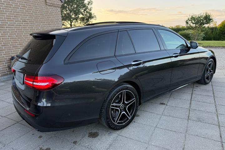 Grå Mercedes E300 de fra 2021