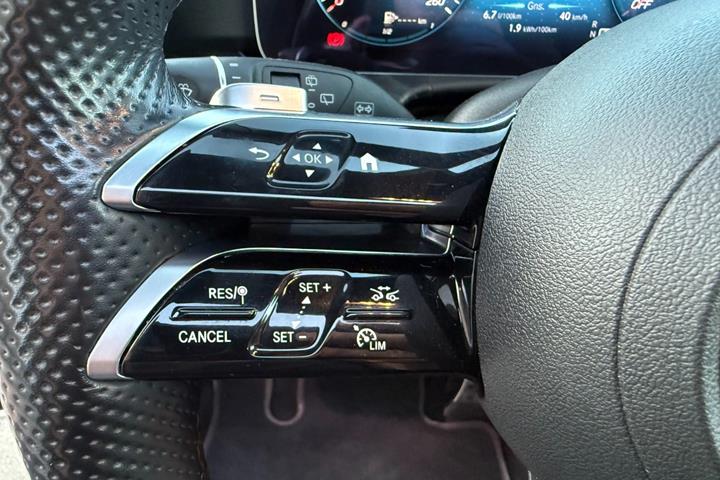 Grå Mercedes E300 de fra 2021