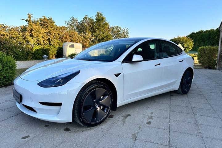 Hvid Tesla Model 3 fra 2022