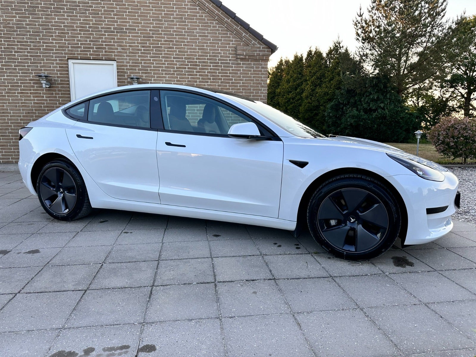Hvid Tesla Model 3 fra 2022
