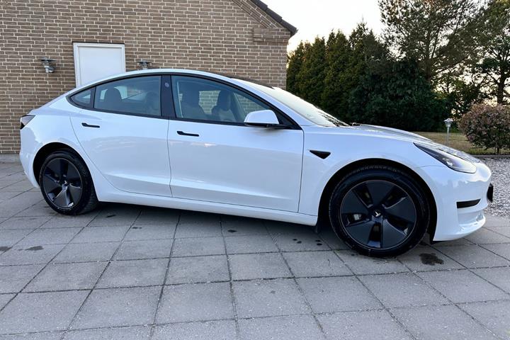 Hvid Tesla Model 3 fra 2022
