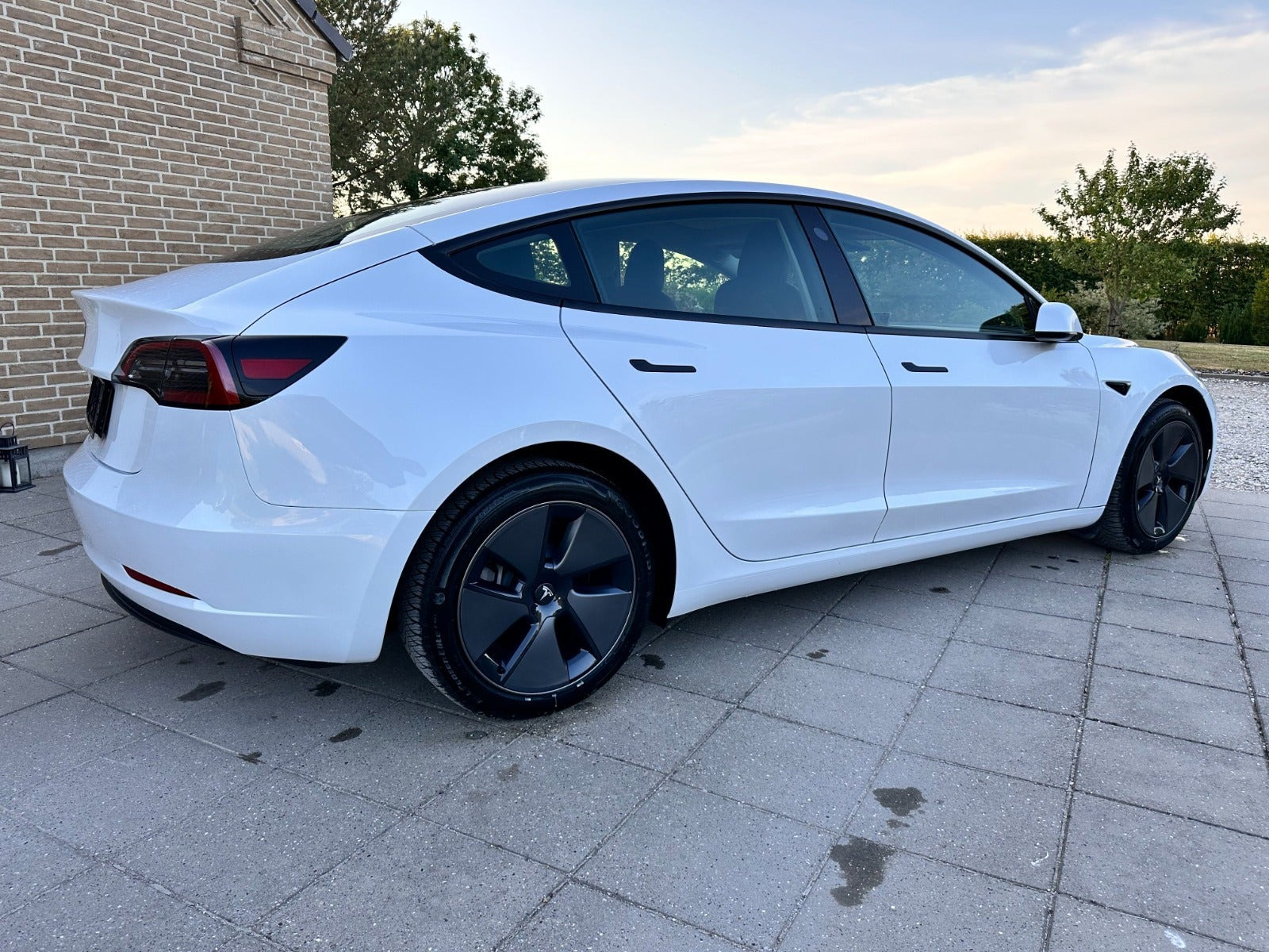 Hvid Tesla Model 3 fra 2022