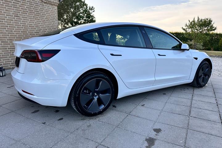 Hvid Tesla Model 3 fra 2022