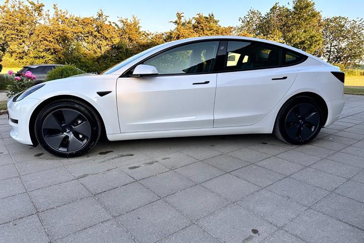 Hvid Tesla Model 3 fra 2022