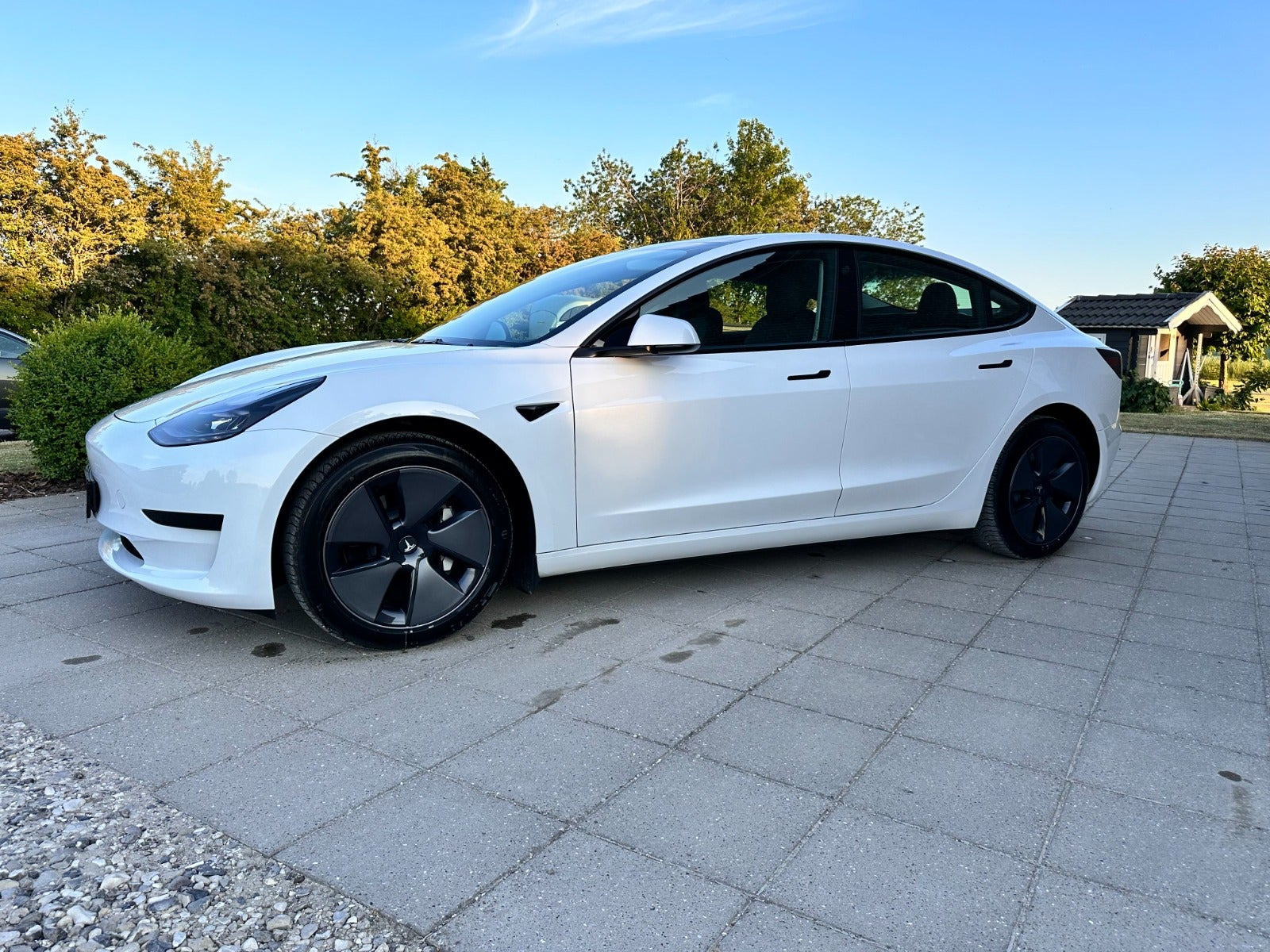 Hvid Tesla Model 3 fra 2022