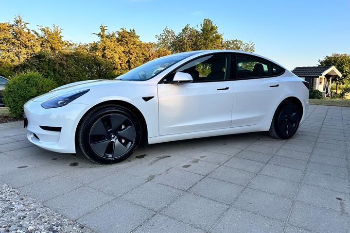 Hvid Tesla Model 3 fra 2022
