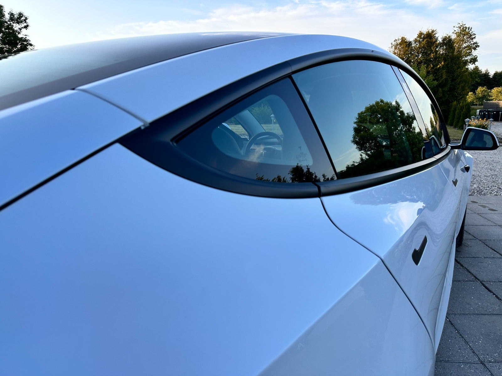 Hvid Tesla Model 3 fra 2022