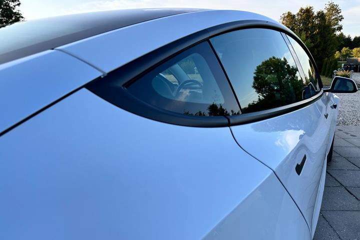 Hvid Tesla Model 3 fra 2022