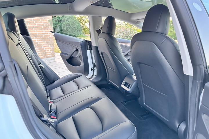 Hvid Tesla Model 3 fra 2022