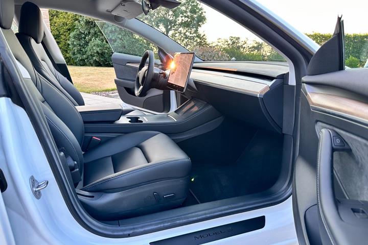 Hvid Tesla Model 3 fra 2022