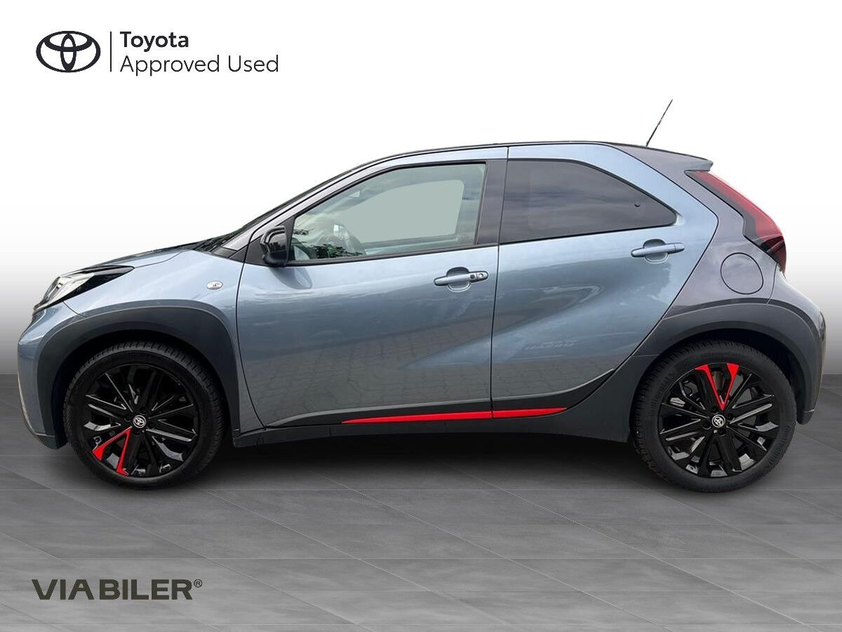 Grå Toyota Aygo X fra 2023