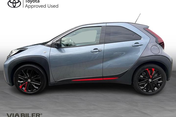 Grå Toyota Aygo X fra 2023