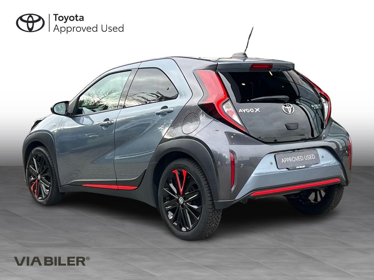 Grå Toyota Aygo X fra 2023