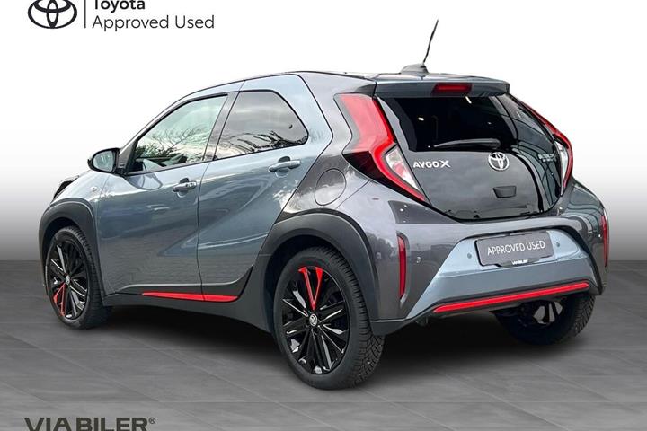 Grå Toyota Aygo X fra 2023