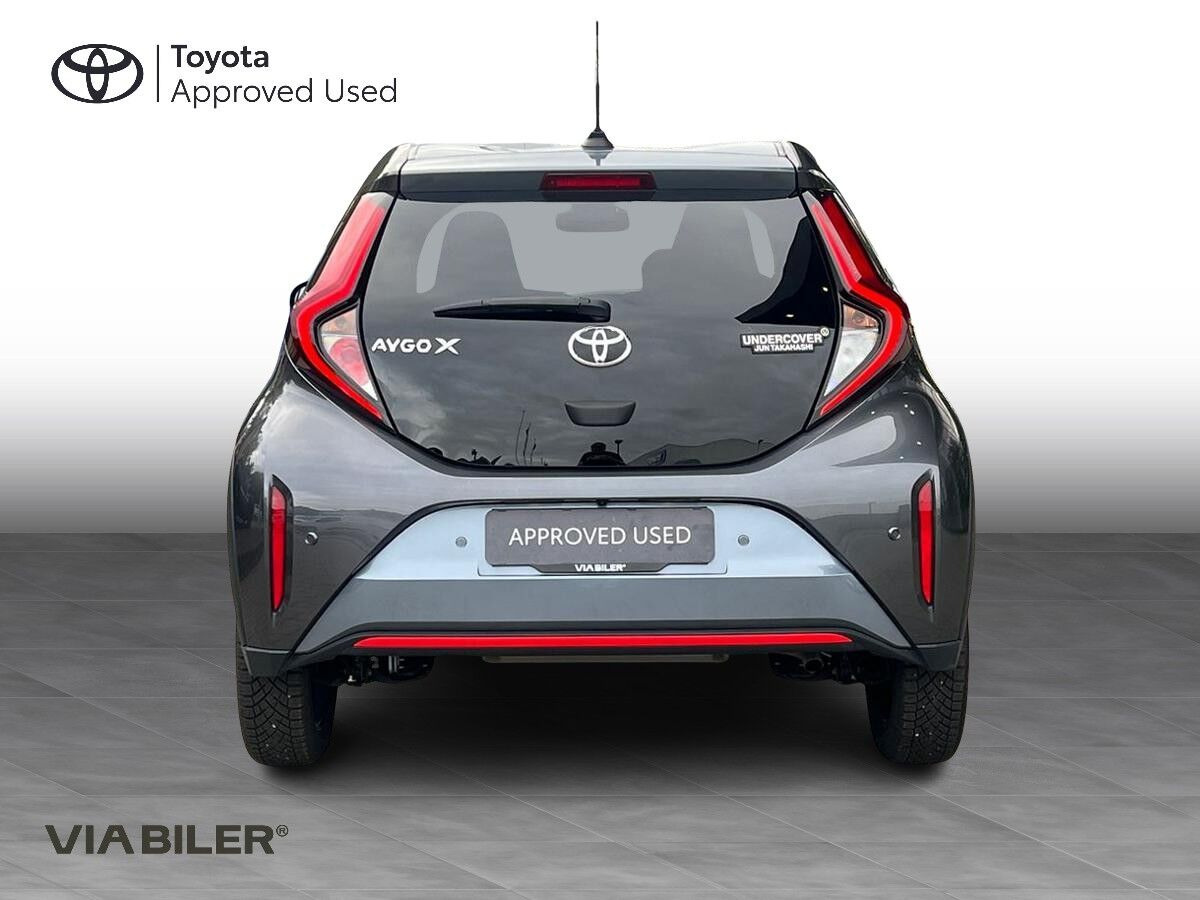 Grå Toyota Aygo X fra 2023