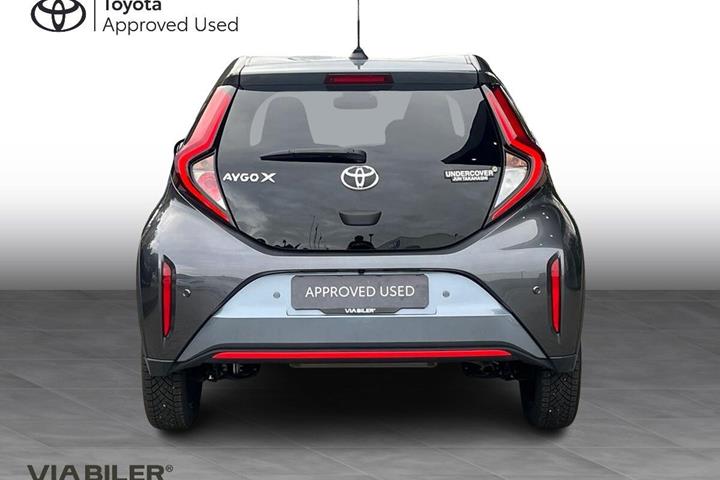 Grå Toyota Aygo X fra 2023