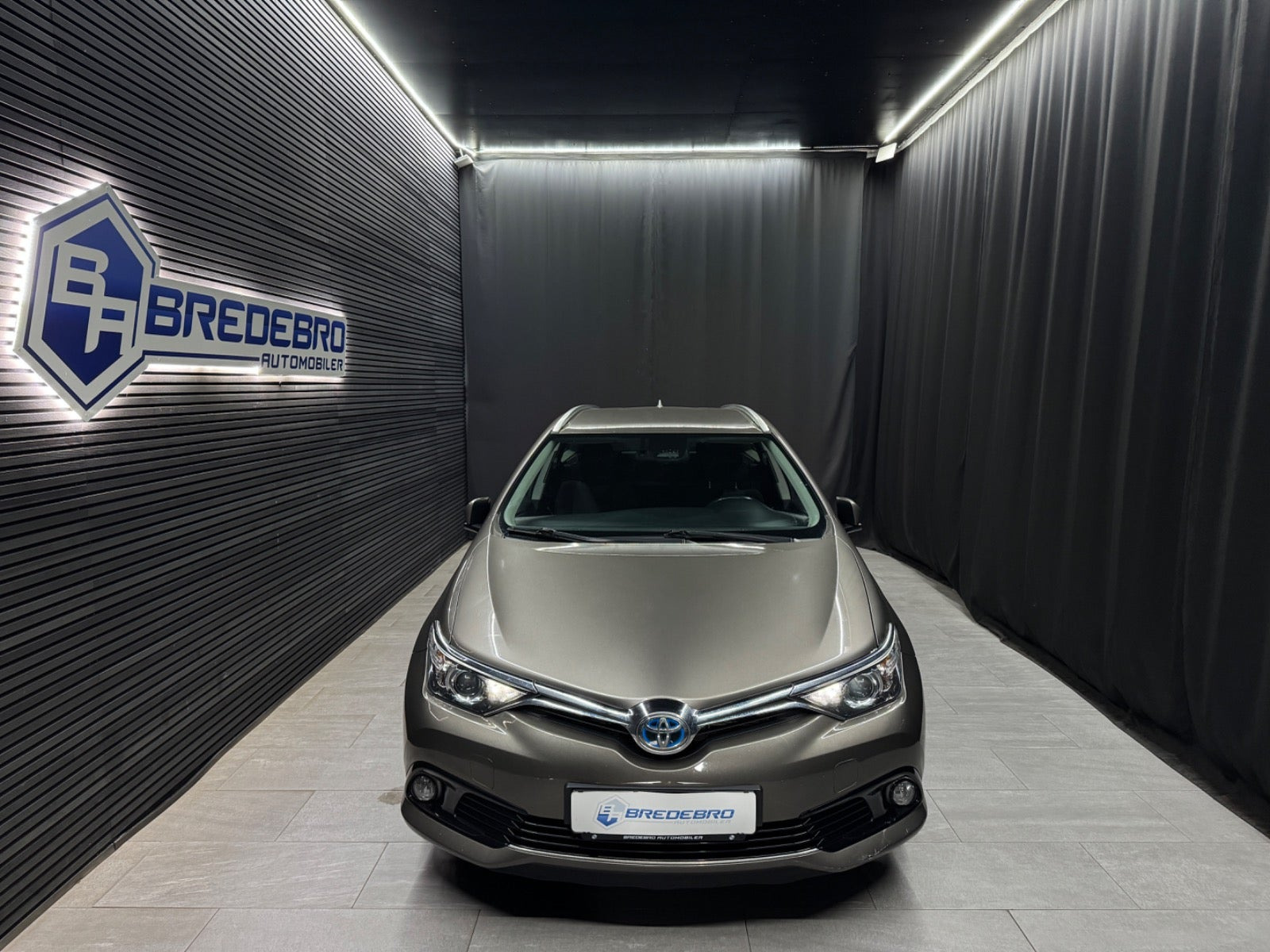 Grå Toyota Auris fra 2015
