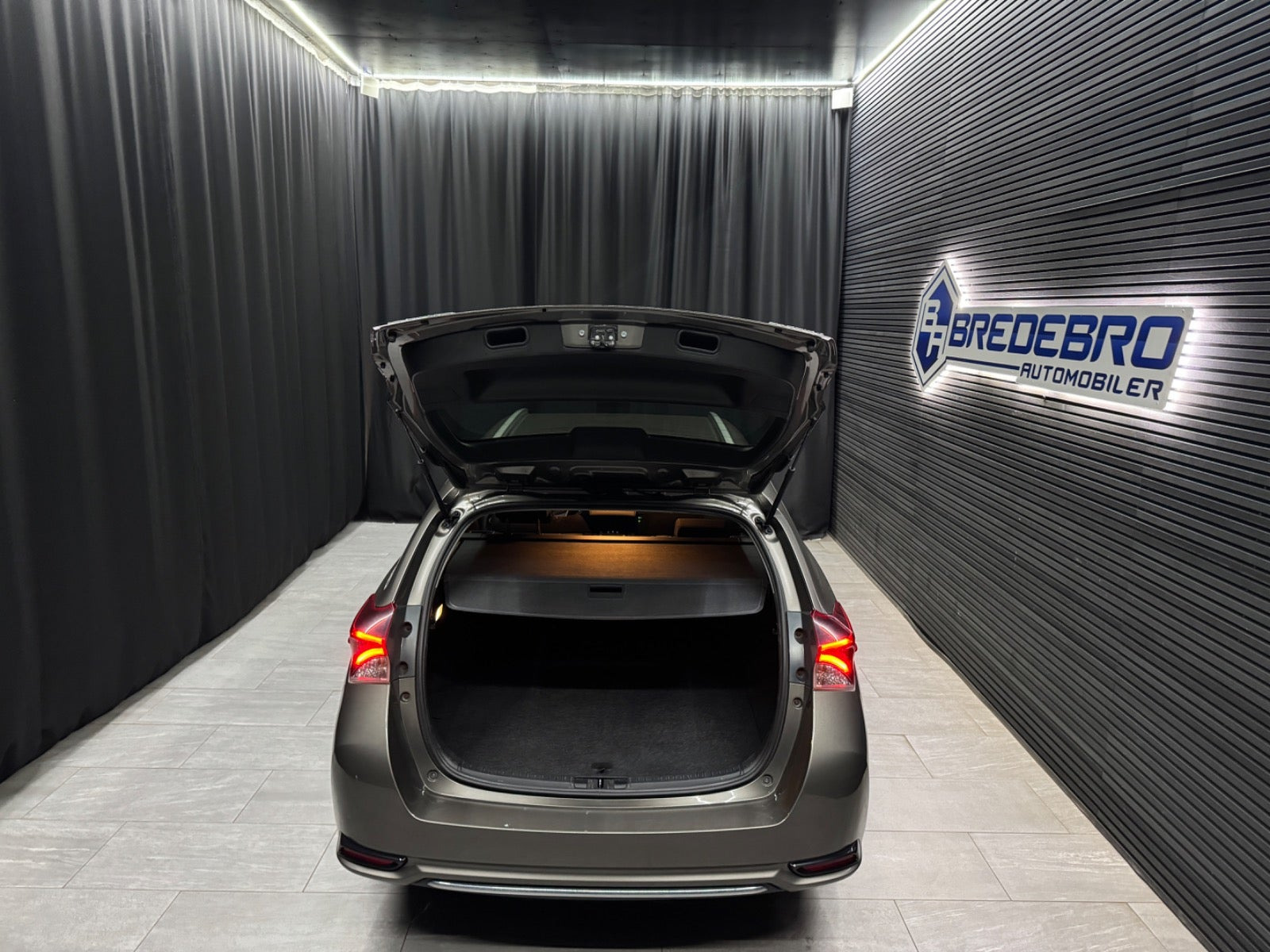 Grå Toyota Auris fra 2015