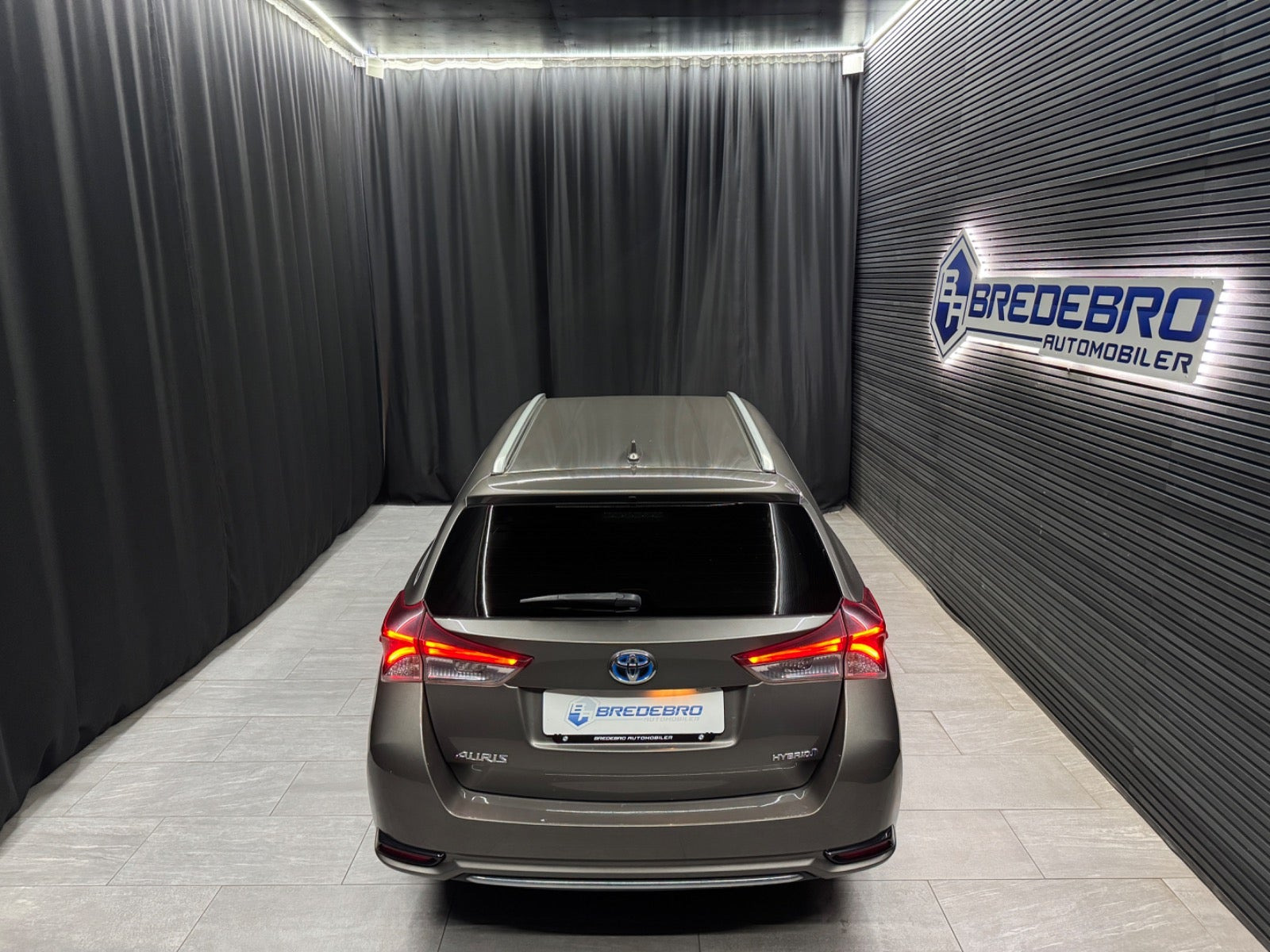 Grå Toyota Auris fra 2015