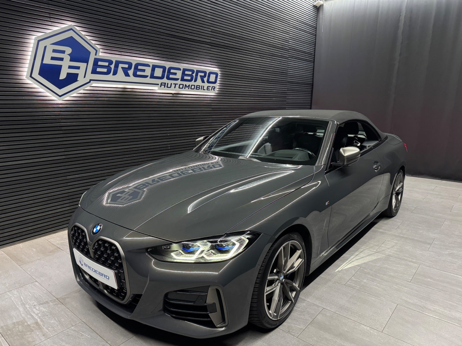 Grå BMW 440i fra 2021