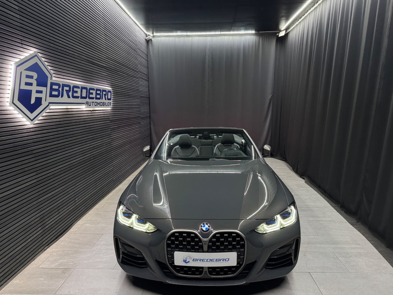 Grå BMW 440i fra 2021