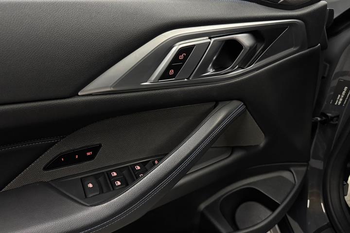 Grå BMW 440i fra 2021